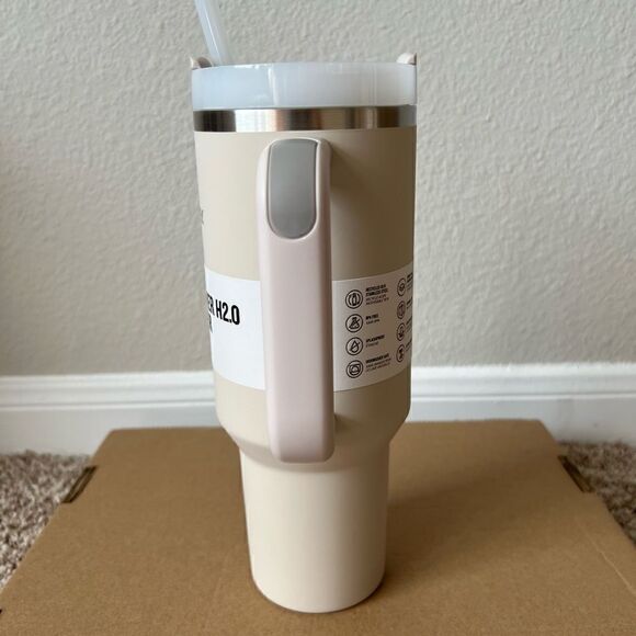 Stanley Flowstate Quencher 40oz Soft Matte Tumbler - Dune - Picture 4 of 7